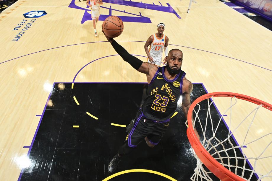 开云官方平台-詹姆斯31+9+10东契奇27+12 湖人大胜老鹰结束三连败