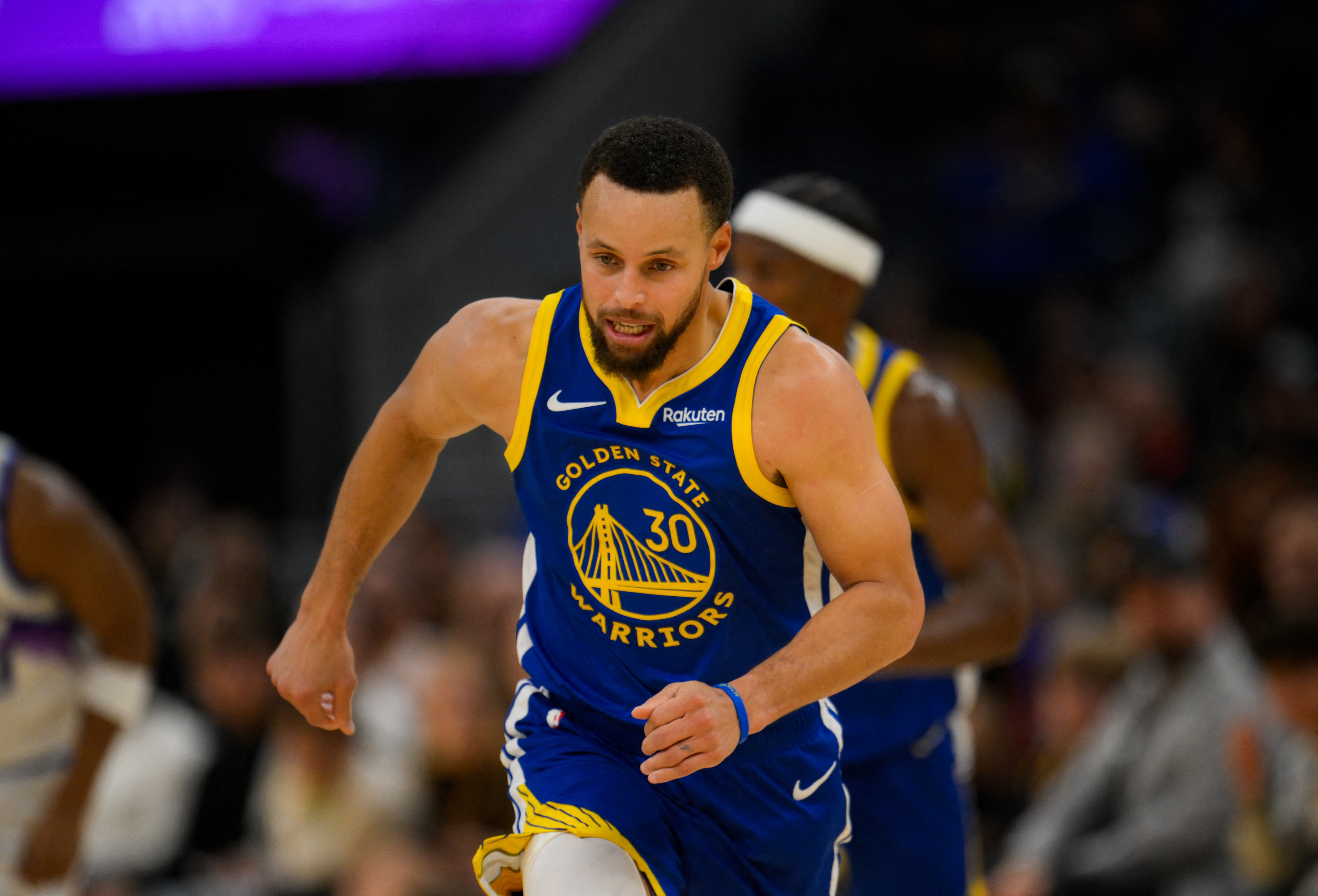 开云官网APP-勇记:库里股四头肌挫伤 赛后在通道一瘸一拐&显得有些疼痛