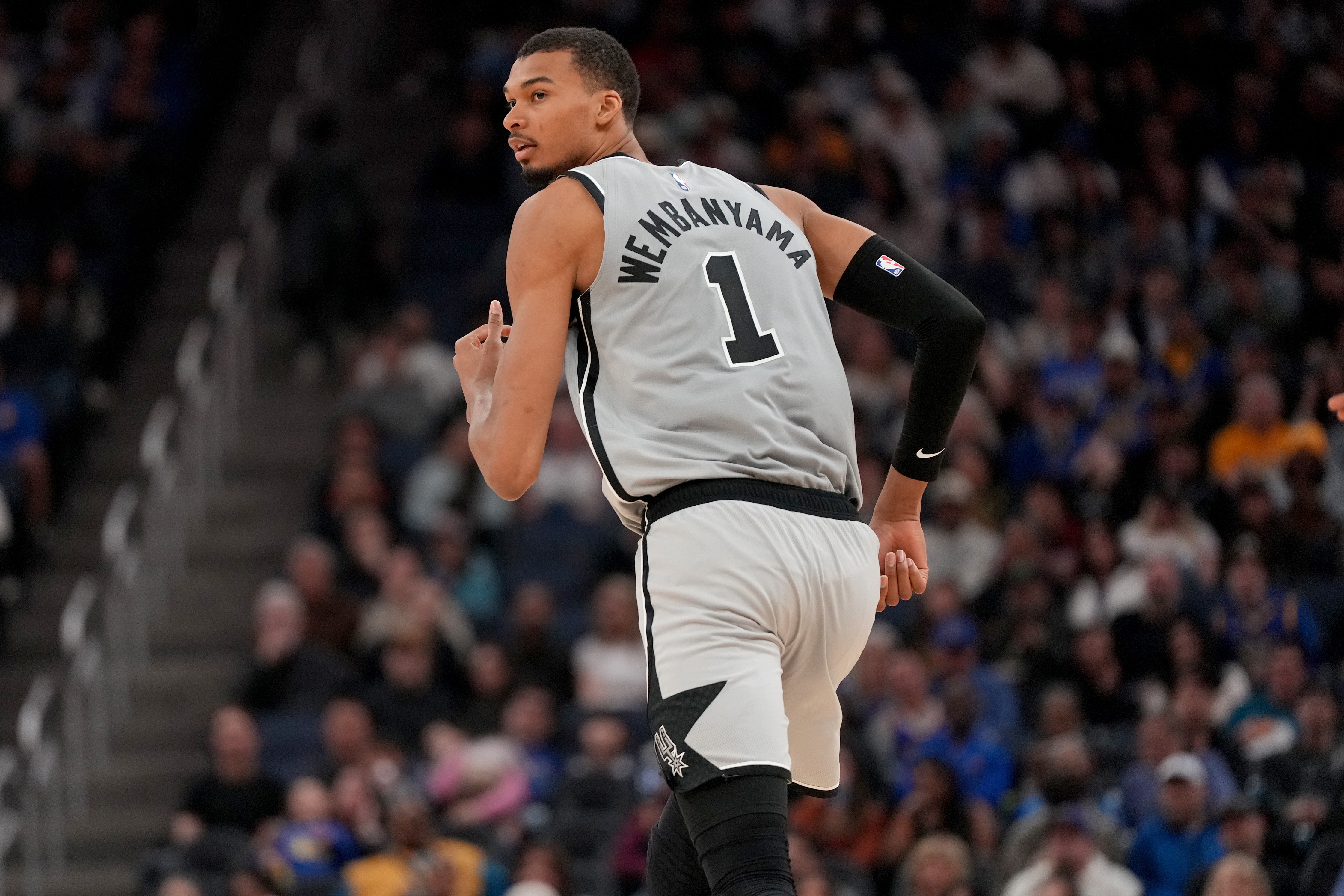 开云体育投注-好消息!Shams:文班X光检查结果为阴性 马刺预计其伤势并不严重